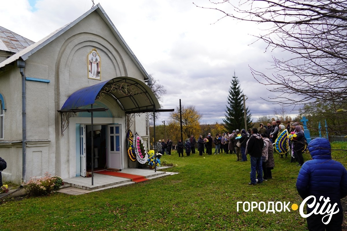 Він завжди йшов уперед. У селі Новий Світ попрощалися з полеглим Героєм Русланом Павлуцьким