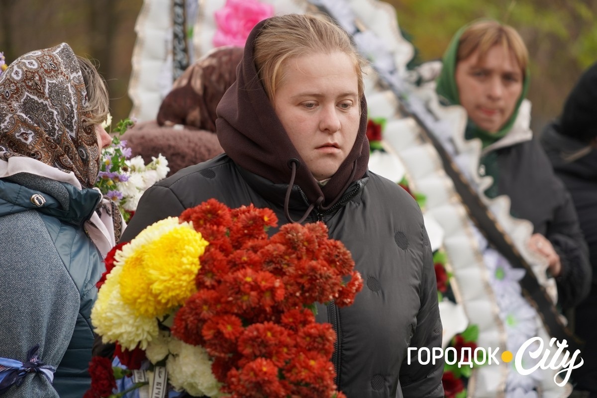 Він завжди йшов уперед. У селі Новий Світ попрощалися з полеглим Героєм Русланом Павлуцьким