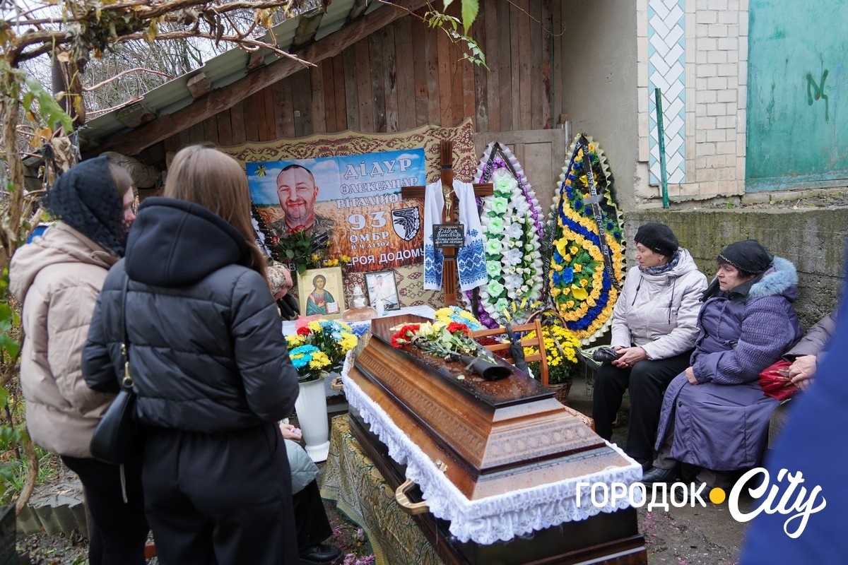 Рік вважався зниклим безвісти. У Городку попрощалися із загиблим Героєм Олександром Дідуром