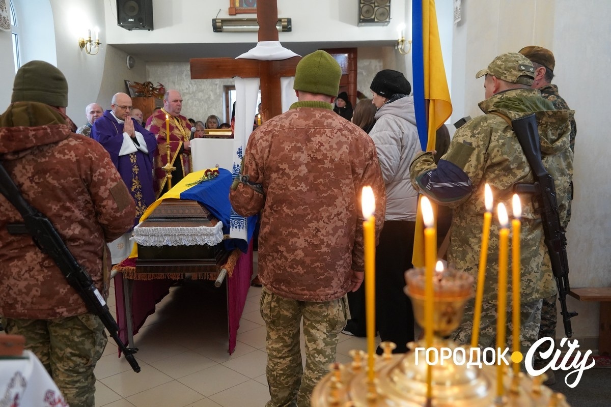 Рік вважався зниклим безвісти. У Городку попрощалися із загиблим Героєм Олександром Дідуром