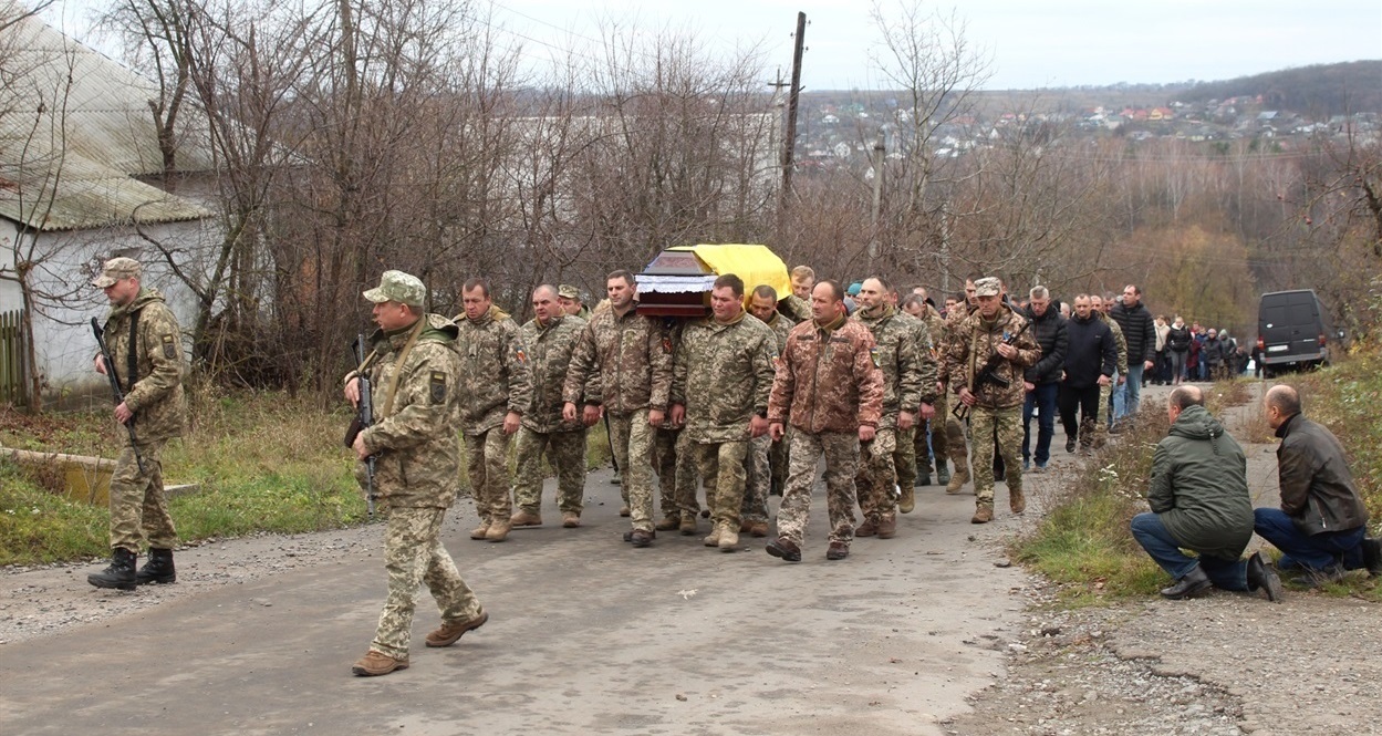 Він завжди йшов попереду: у Городку вшанували пам'ять захисника Вадима Ярошенка