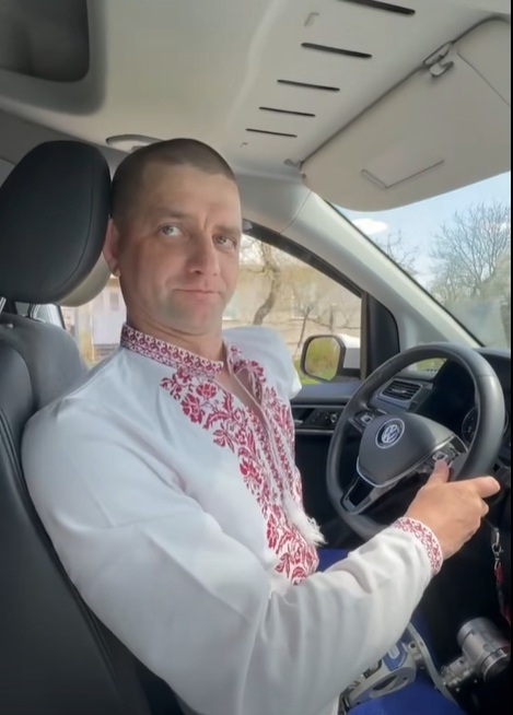 Він прийняв себе таким, яким є і відмовився жити в США. Як Роман Цимбалюк надихає ветеранів у TikTok