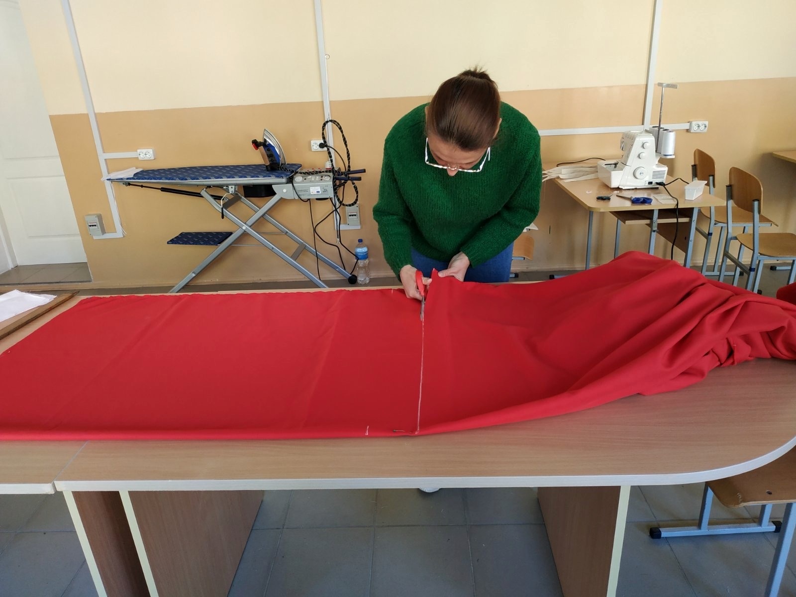 Там, де нитка стає зброєю: історія городоцьких швачок і школярів, які працюють заради перемоги