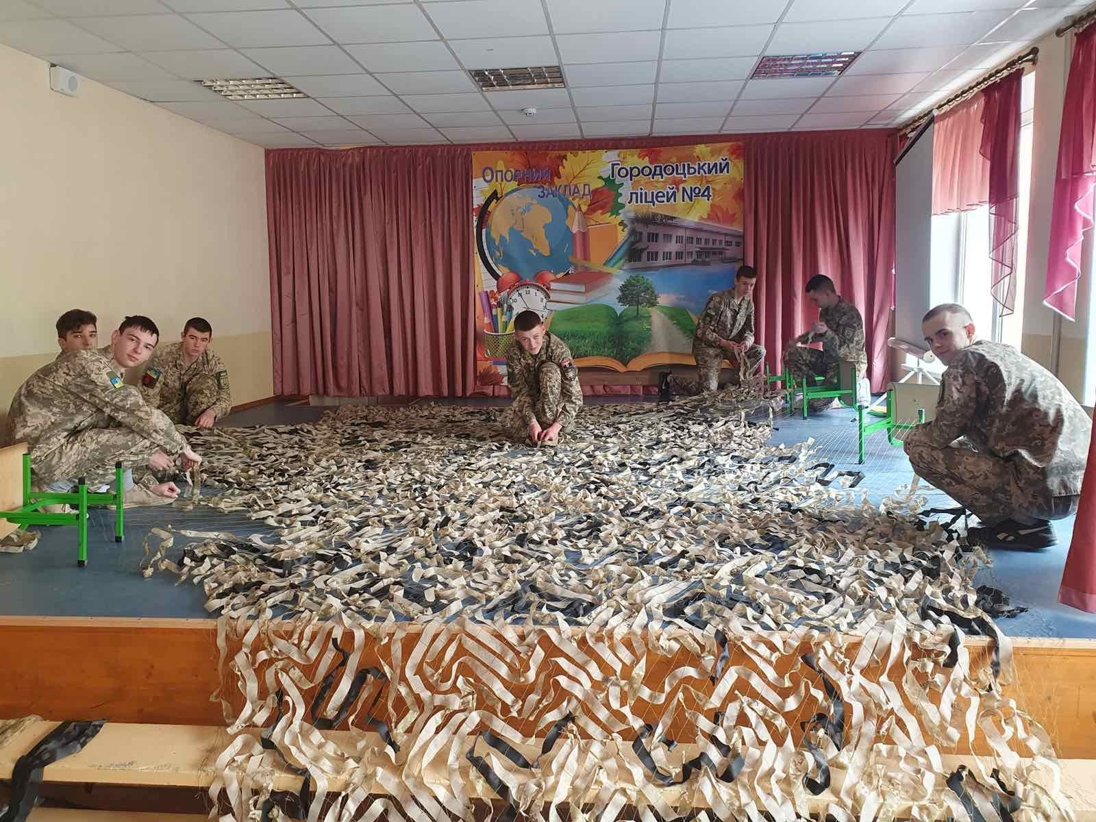 Там, де нитка стає зброєю: історія городоцьких швачок і школярів, які працюють заради перемоги