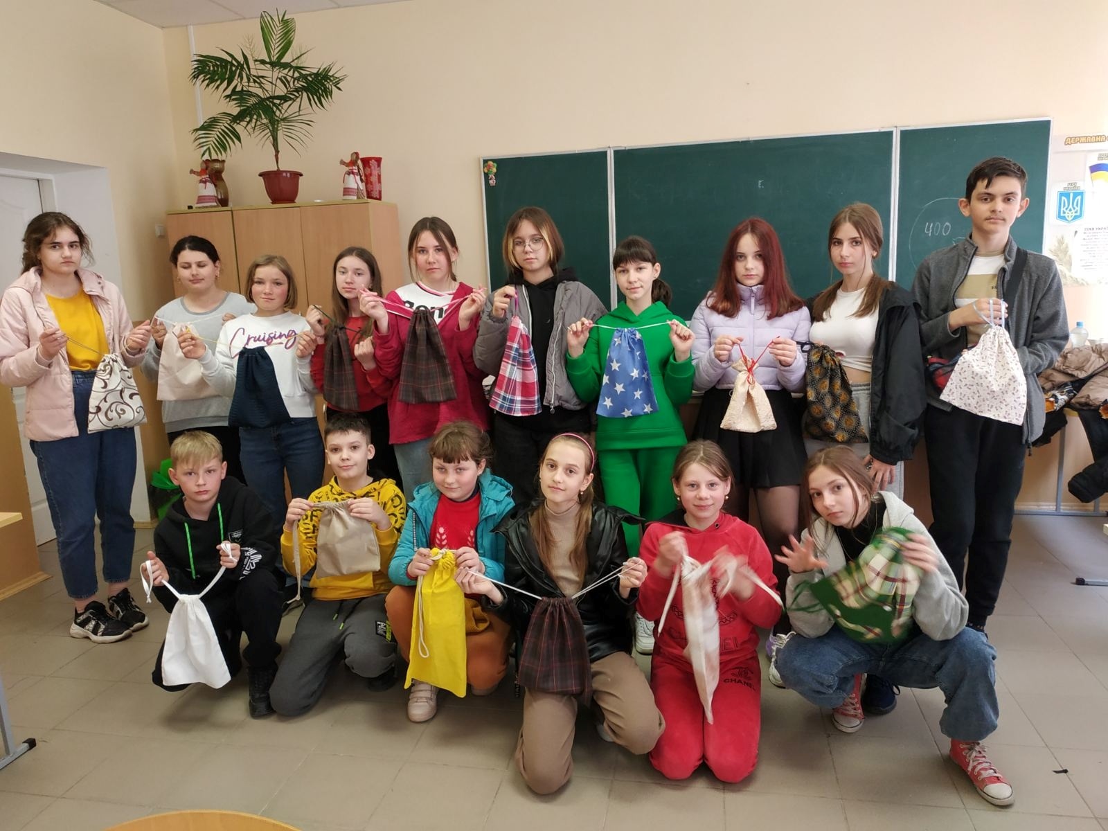 Там, де нитка стає зброєю: історія городоцьких швачок і школярів, які працюють заради перемоги