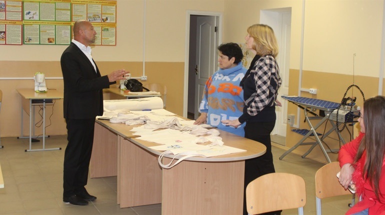 Там, де нитка стає зброєю: історія городоцьких швачок і школярів, які працюють заради перемоги