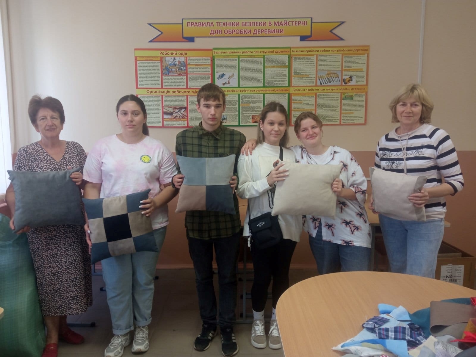 Там, де нитка стає зброєю: історія городоцьких швачок і школярів, які працюють заради перемоги