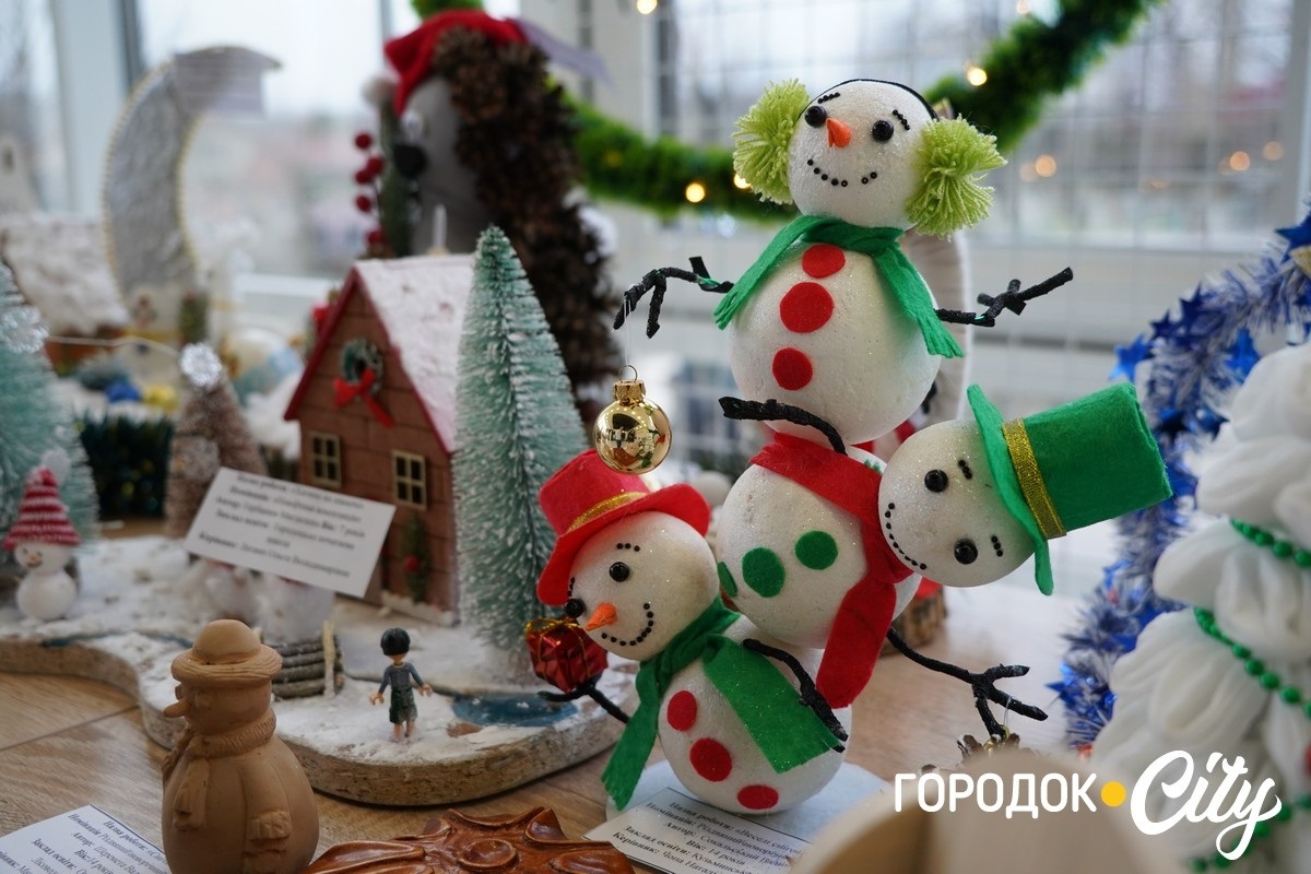 «Новорічна технофеєрія». У Городку школярі та вихованці Будинку творчості створили святкову виставку