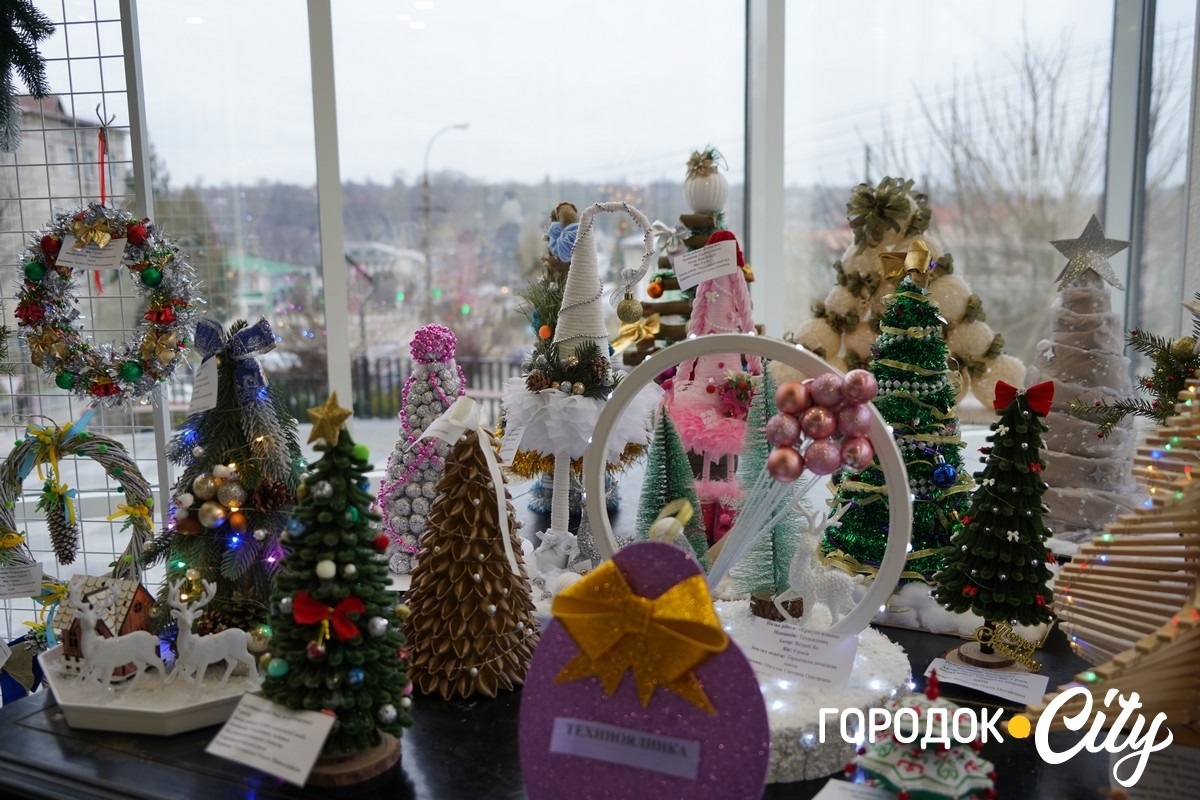 «Новорічна технофеєрія». У Городку школярі та вихованці Будинку творчості створили святкову виставку