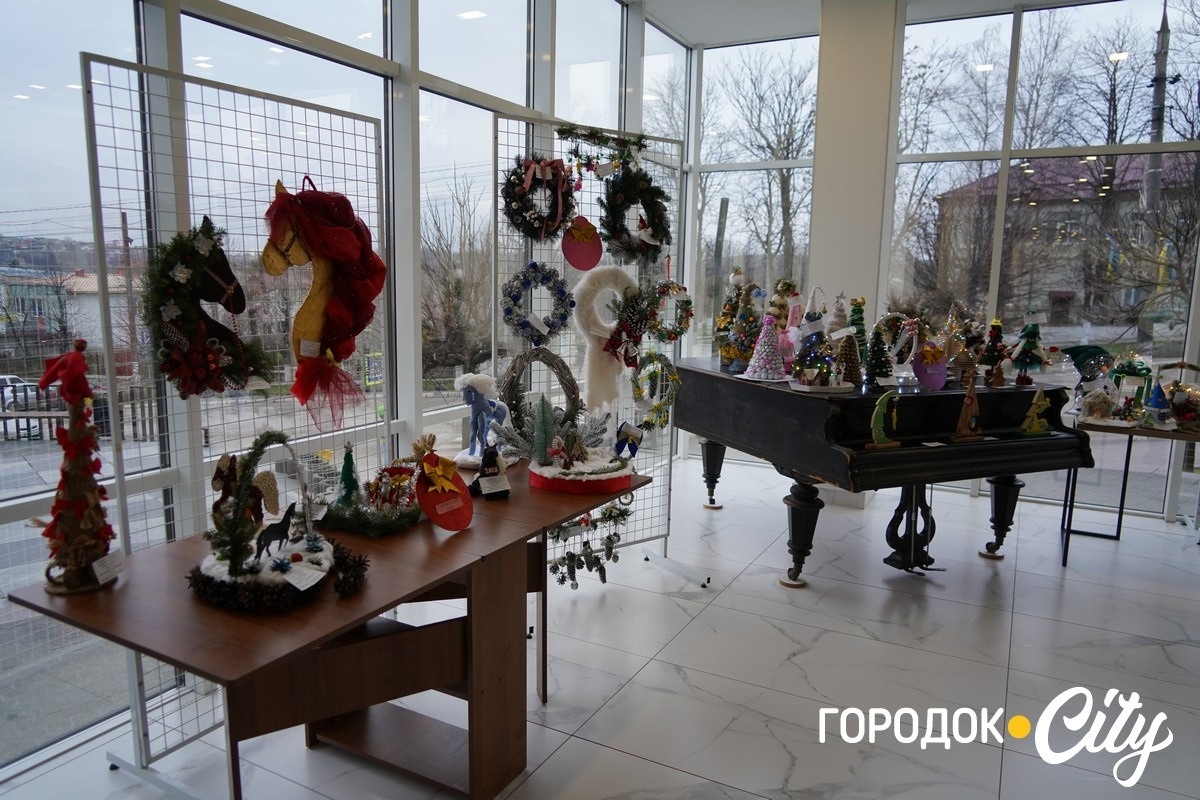 «Новорічна технофеєрія». У Городку школярі та вихованці Будинку творчості створили святкову виставку