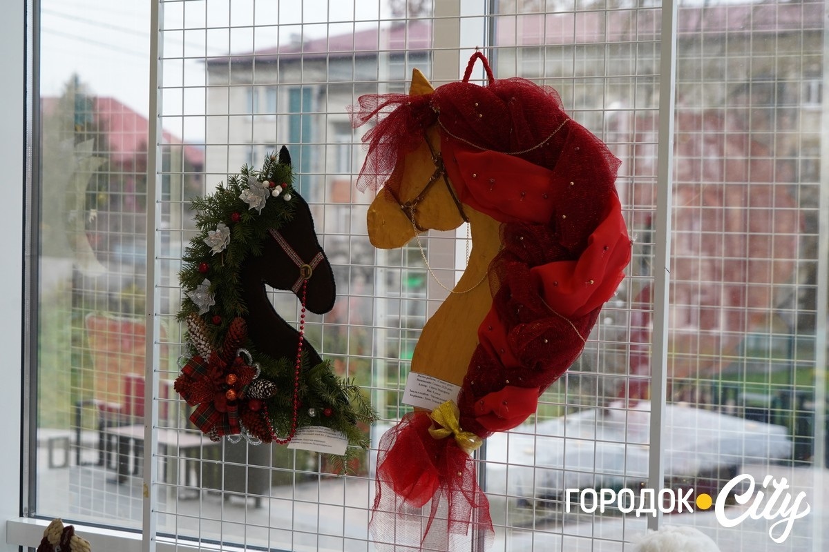 «Новорічна технофеєрія». У Городку школярі та вихованці Будинку творчості створили святкову виставку