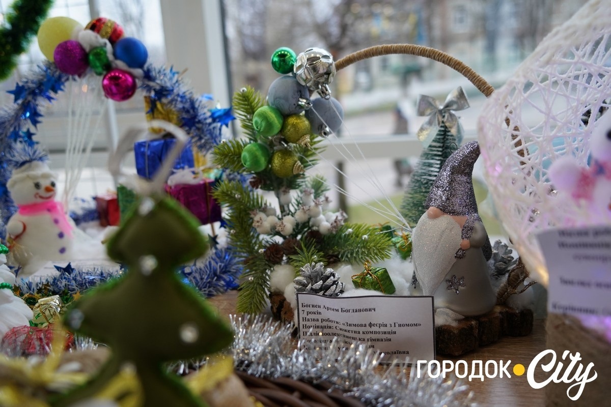 «Новорічна технофеєрія». У Городку школярі та вихованці Будинку творчості створили святкову виставку