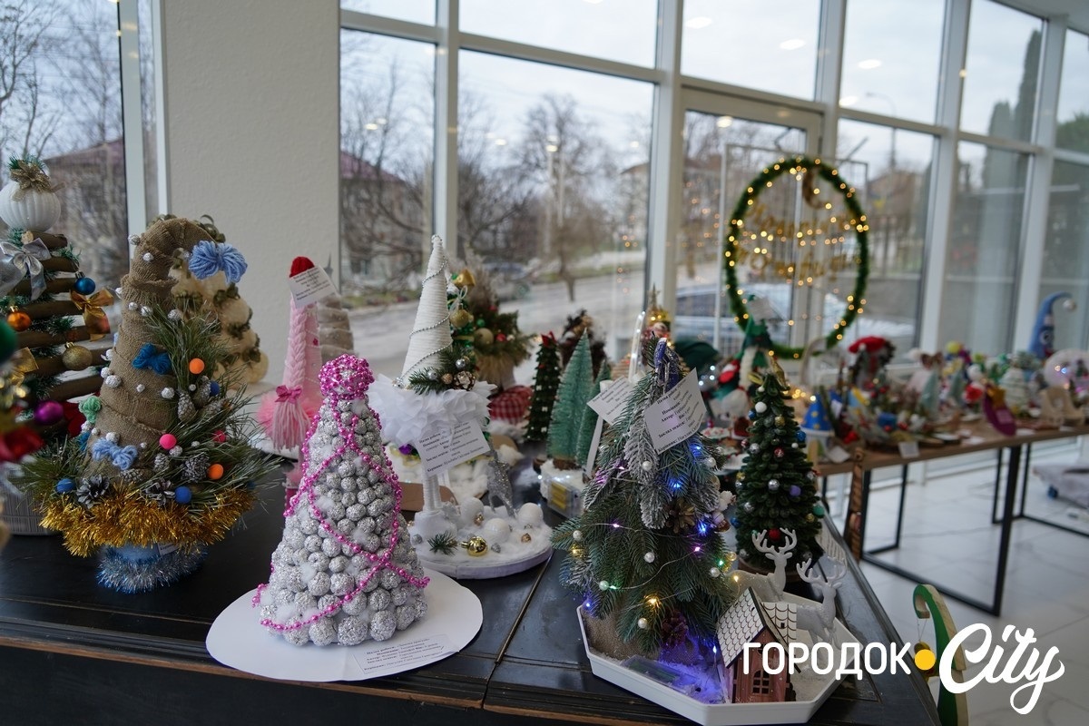 «Новорічна технофеєрія». У Городку школярі та вихованці Будинку творчості створили святкову виставку