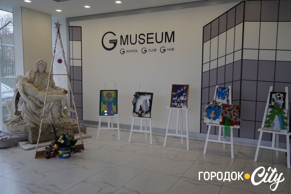 «Новорічна технофеєрія». У Городку школярі та вихованці Будинку творчості створили святкову виставку