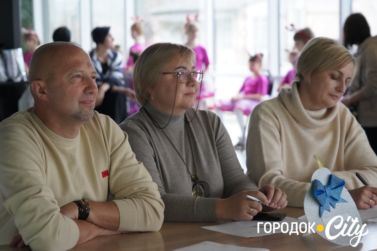 «Новорічна технофеєрія». У Городку школярі та вихованці Будинку творчості створили святкову виставку