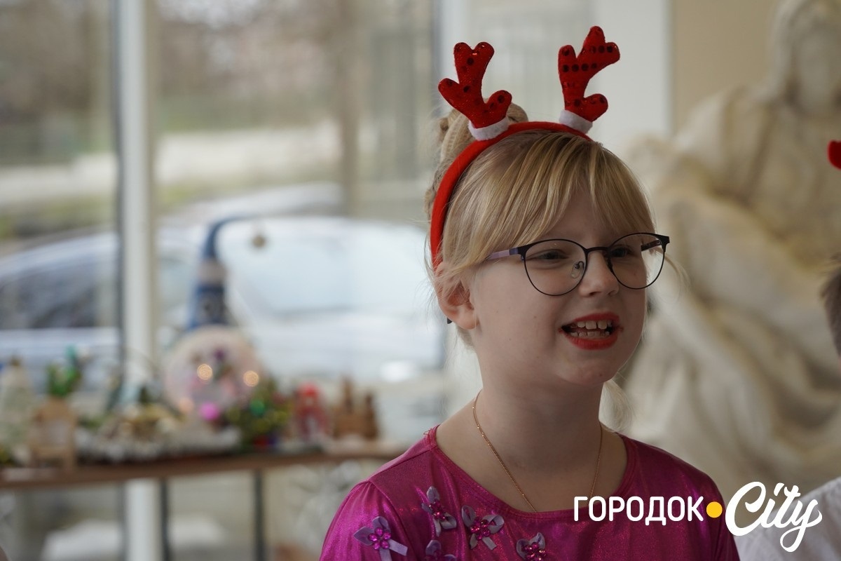 «Новорічна технофеєрія». У Городку школярі та вихованці Будинку творчості створили святкову виставку