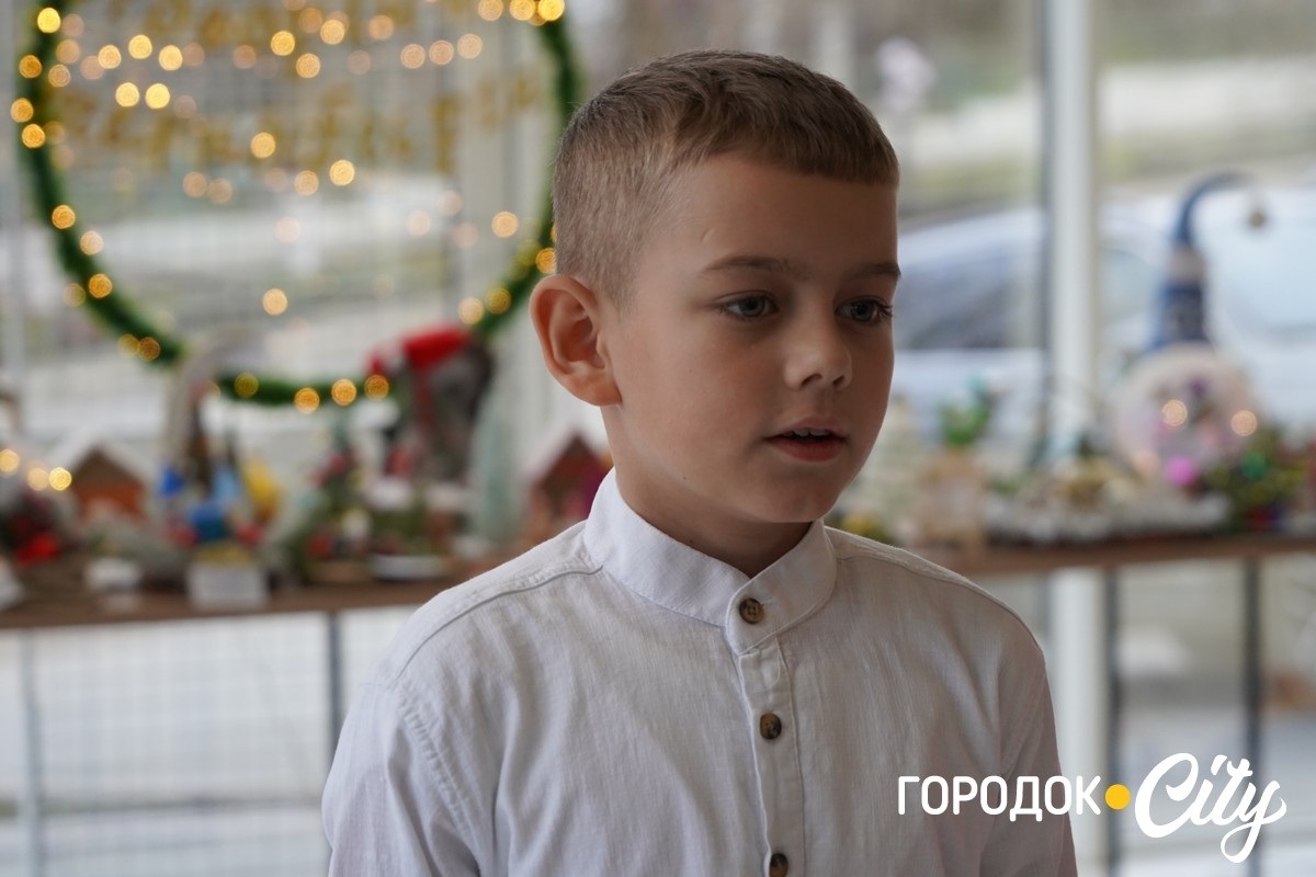 «Новорічна технофеєрія». У Городку школярі та вихованці Будинку творчості створили святкову виставку