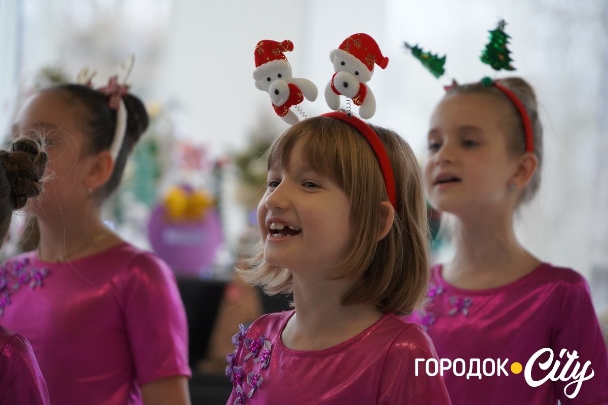 «Новорічна технофеєрія». У Городку школярі та вихованці Будинку творчості створили святкову виставку