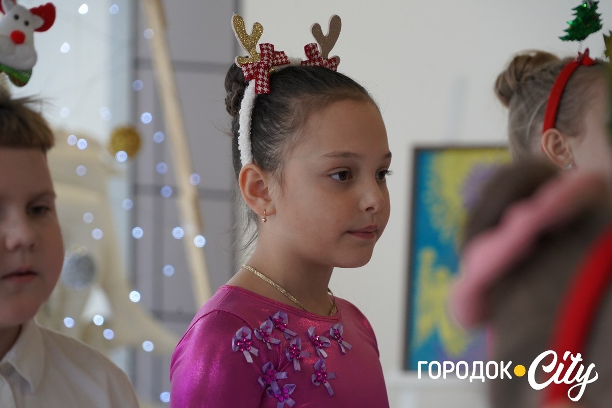 «Новорічна технофеєрія». У Городку школярі та вихованці Будинку творчості створили святкову виставку