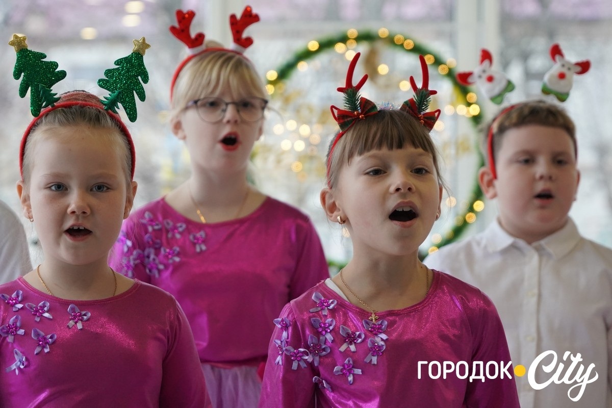 «Новорічна технофеєрія». У Городку школярі та вихованці Будинку творчості створили святкову виставку