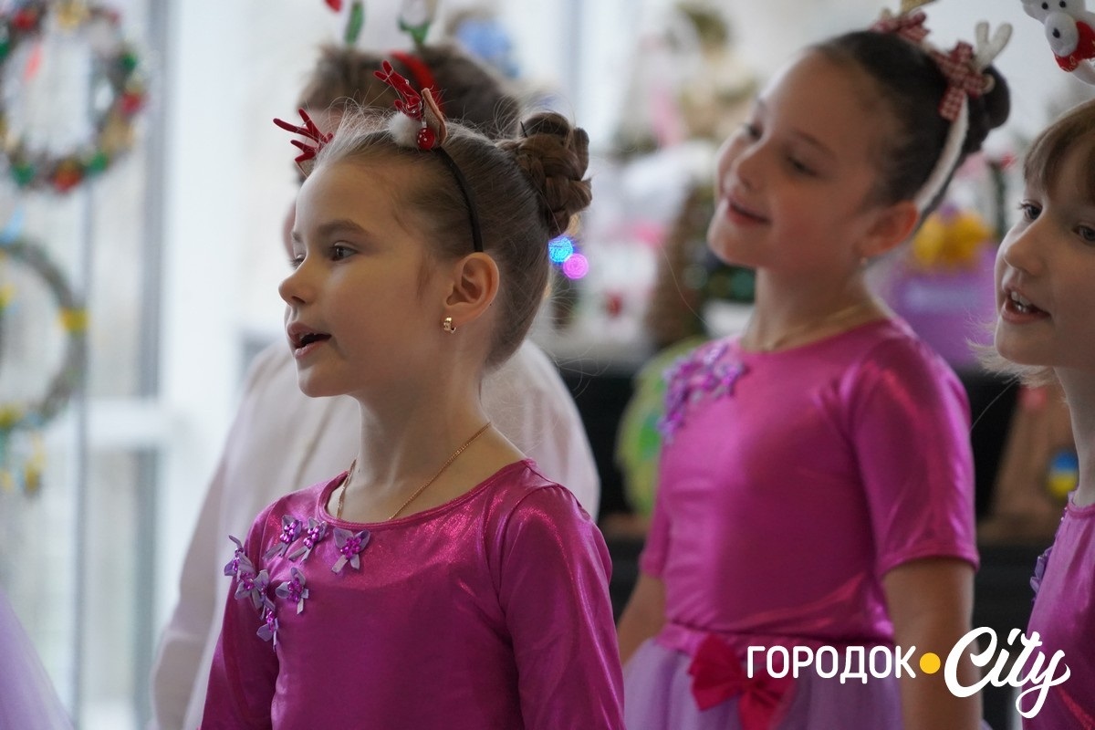 «Новорічна технофеєрія». У Городку школярі та вихованці Будинку творчості створили святкову виставку