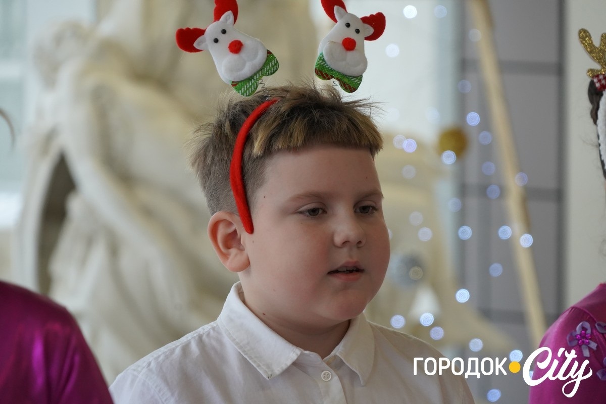 «Новорічна технофеєрія». У Городку школярі та вихованці Будинку творчості створили святкову виставку