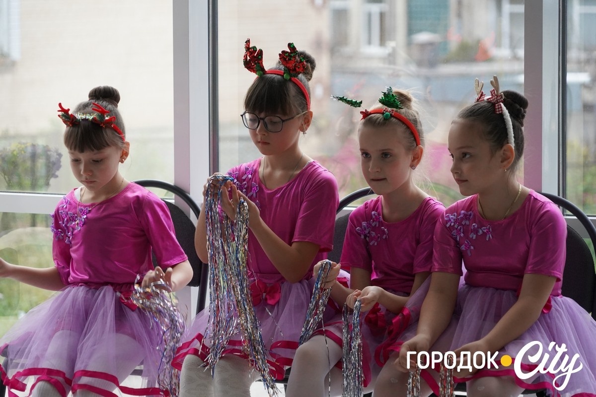 «Новорічна технофеєрія». У Городку школярі та вихованці Будинку творчості створили святкову виставку