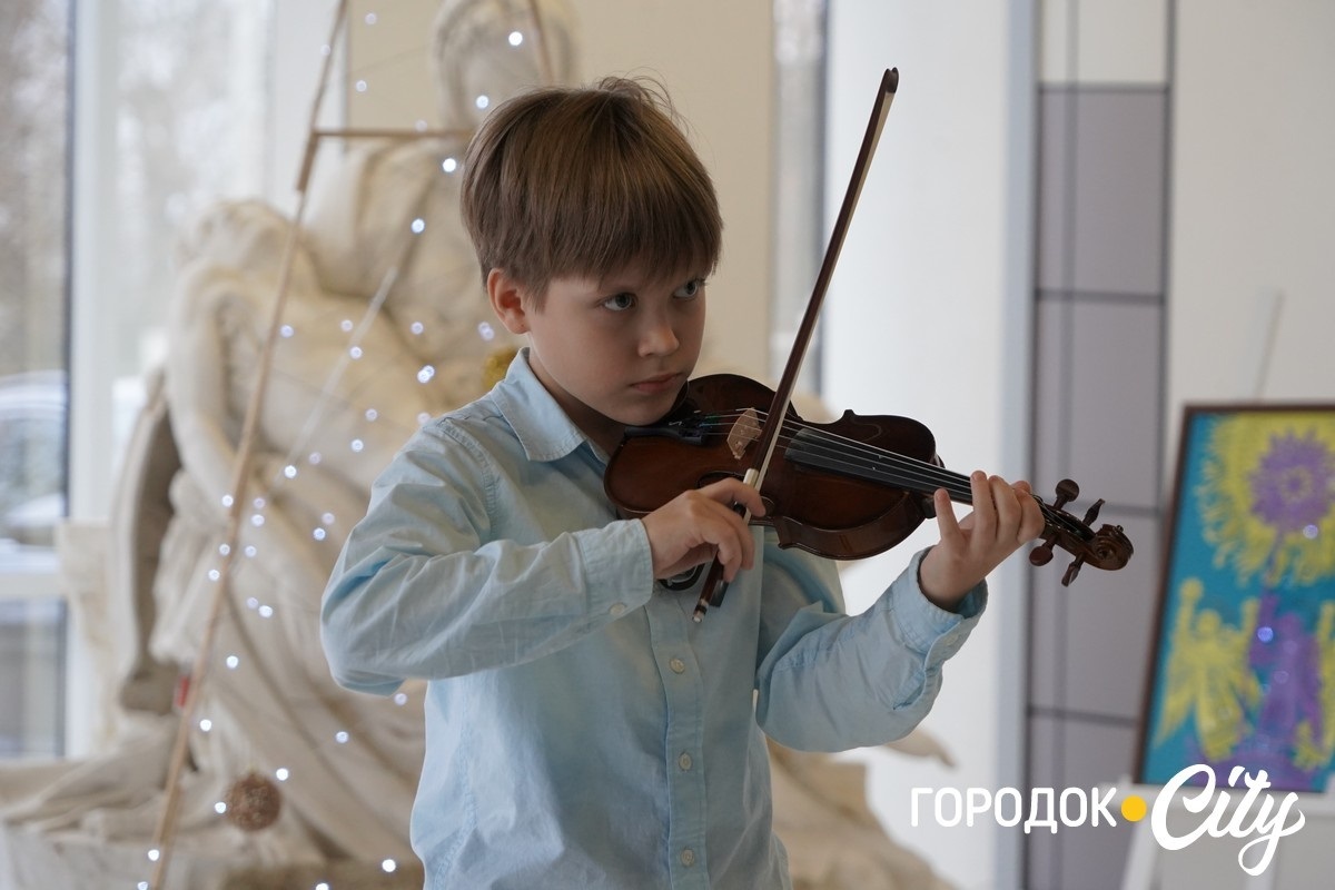 «Новорічна технофеєрія». У Городку школярі та вихованці Будинку творчості створили святкову виставку