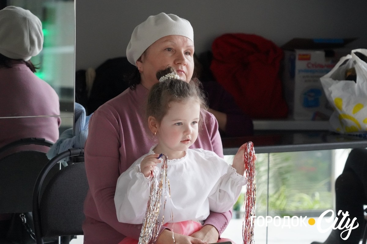 «Новорічна технофеєрія». У Городку школярі та вихованці Будинку творчості створили святкову виставку