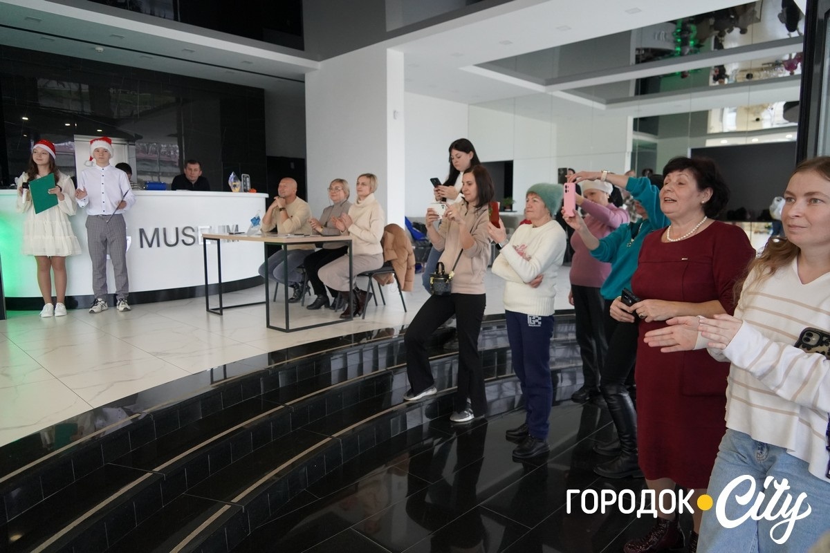 «Новорічна технофеєрія». У Городку школярі та вихованці Будинку творчості створили святкову виставку