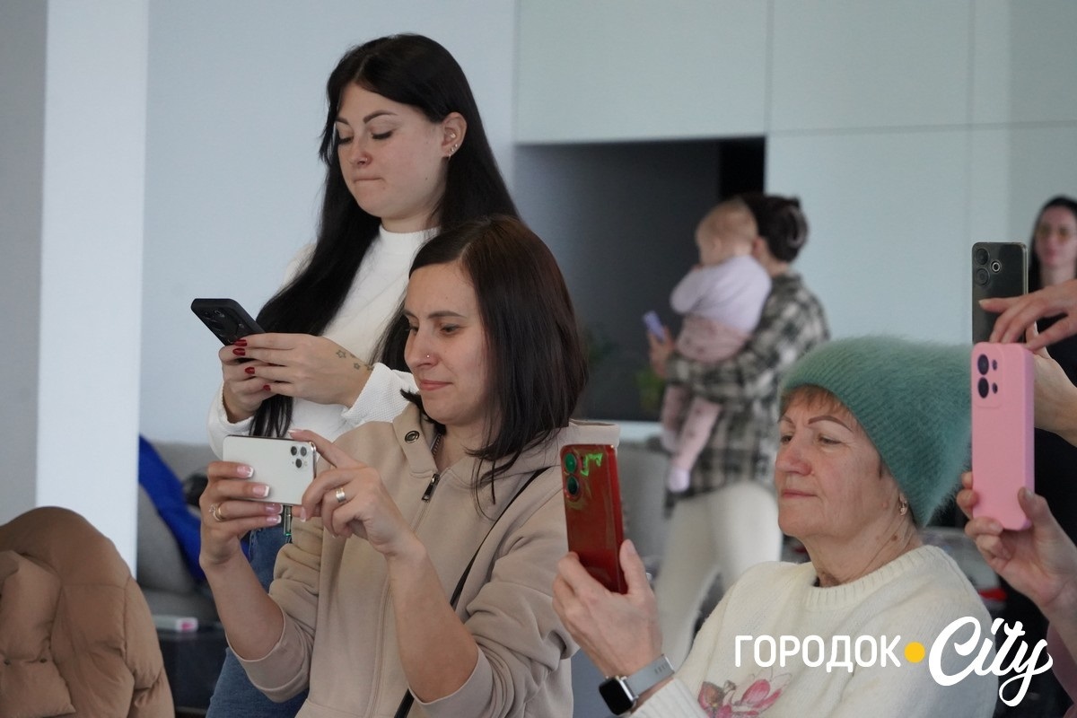 «Новорічна технофеєрія». У Городку школярі та вихованці Будинку творчості створили святкову виставку