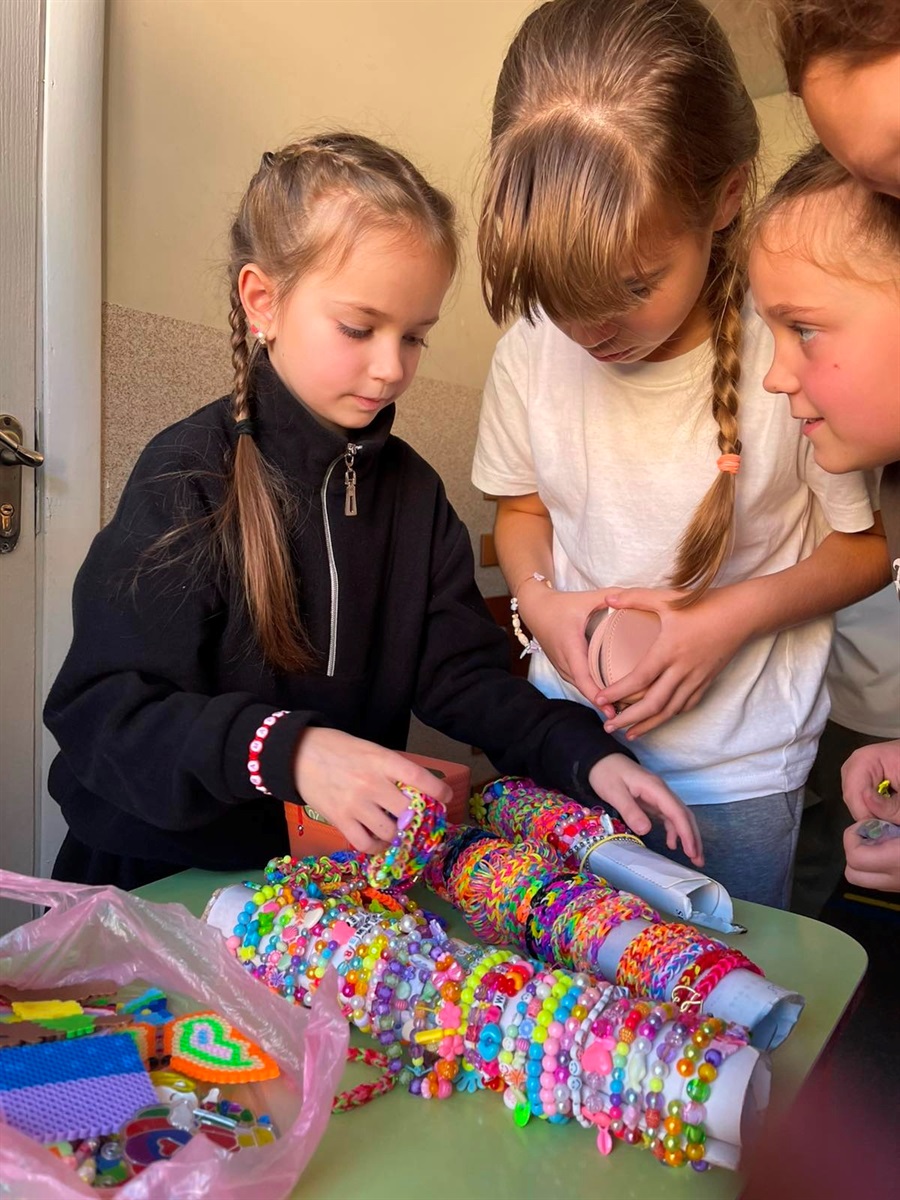 Юній волонтерці з Городка вручили книгу, що розповідає про її добрі справи