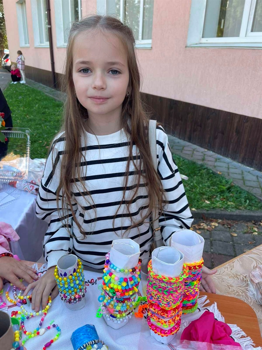 Юній волонтерці з Городка вручили книгу, що розповідає про її добрі справи