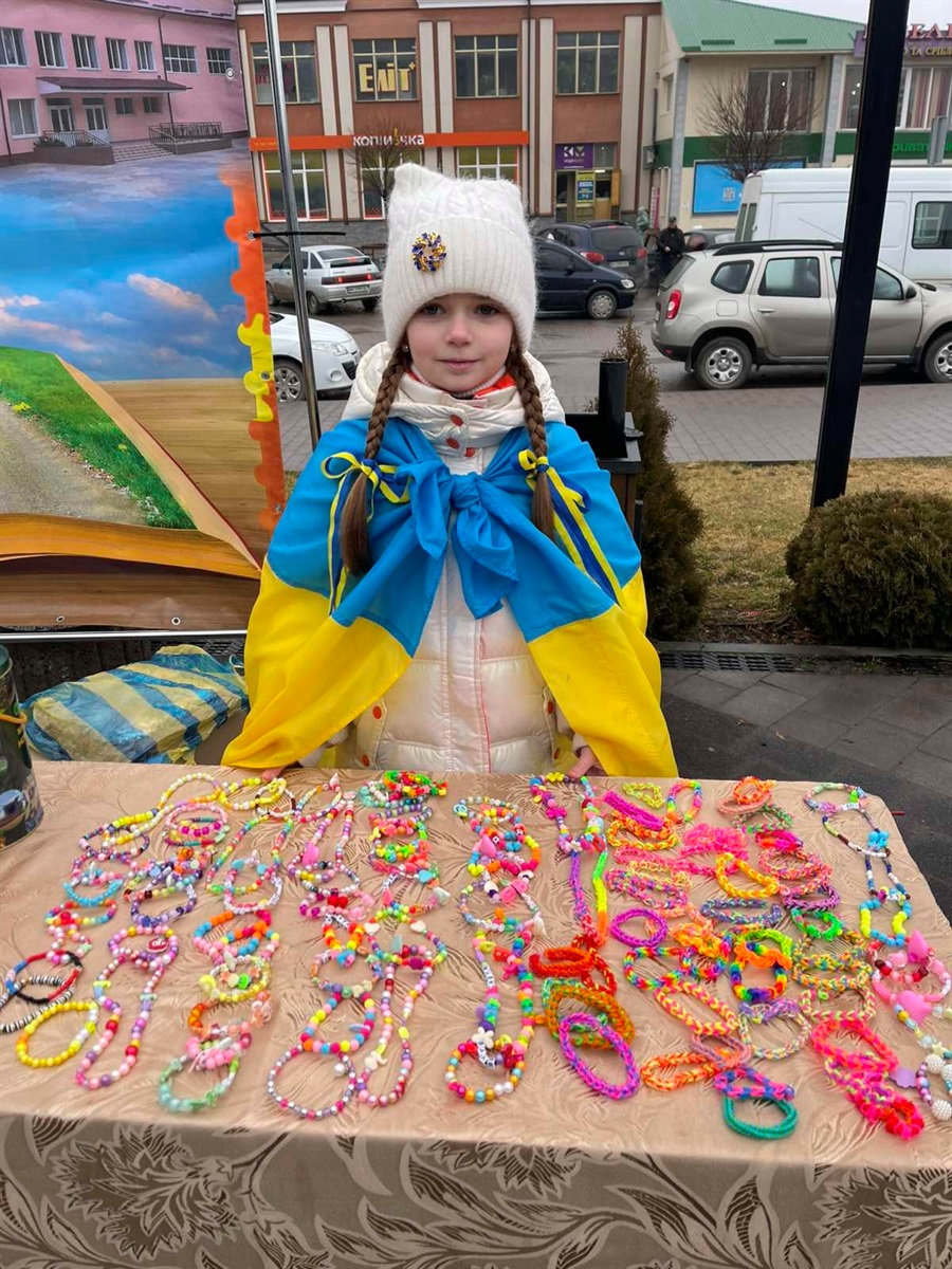Юній волонтерці з Городка вручили книгу, що розповідає про її добрі справи