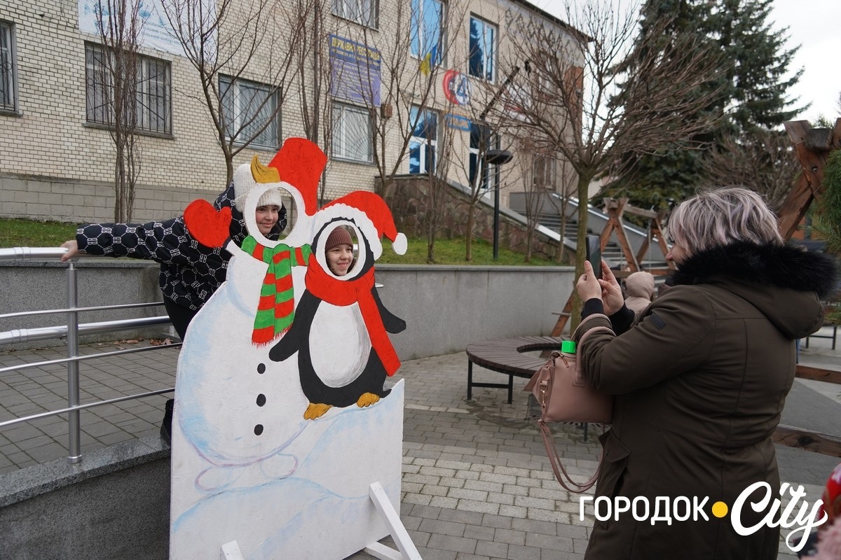 Дитинство має тривати. У Городку урочисто відкрили головну ялинку громади