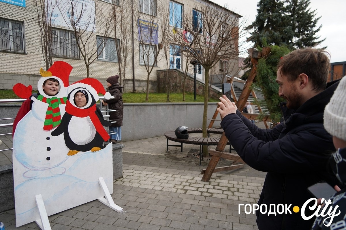 Дитинство має тривати. У Городку урочисто відкрили головну ялинку громади