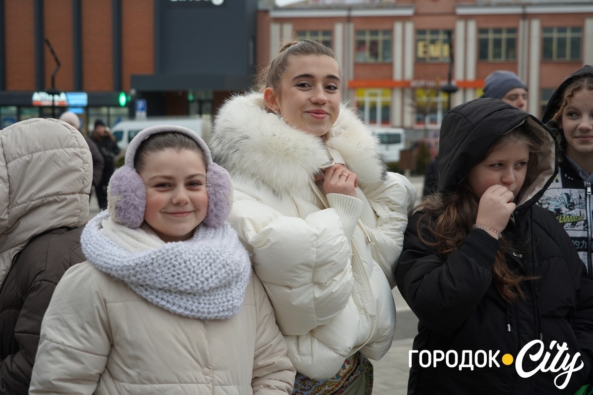 Дитинство має тривати. У Городку урочисто відкрили головну ялинку громади