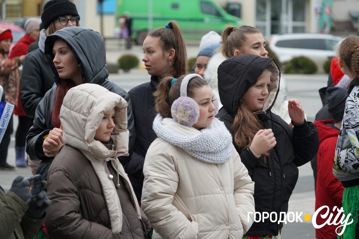 Дитинство має тривати. У Городку урочисто відкрили головну ялинку громади