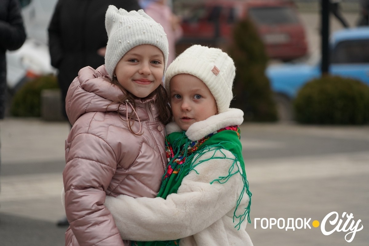 Дитинство має тривати. У Городку урочисто відкрили головну ялинку громади