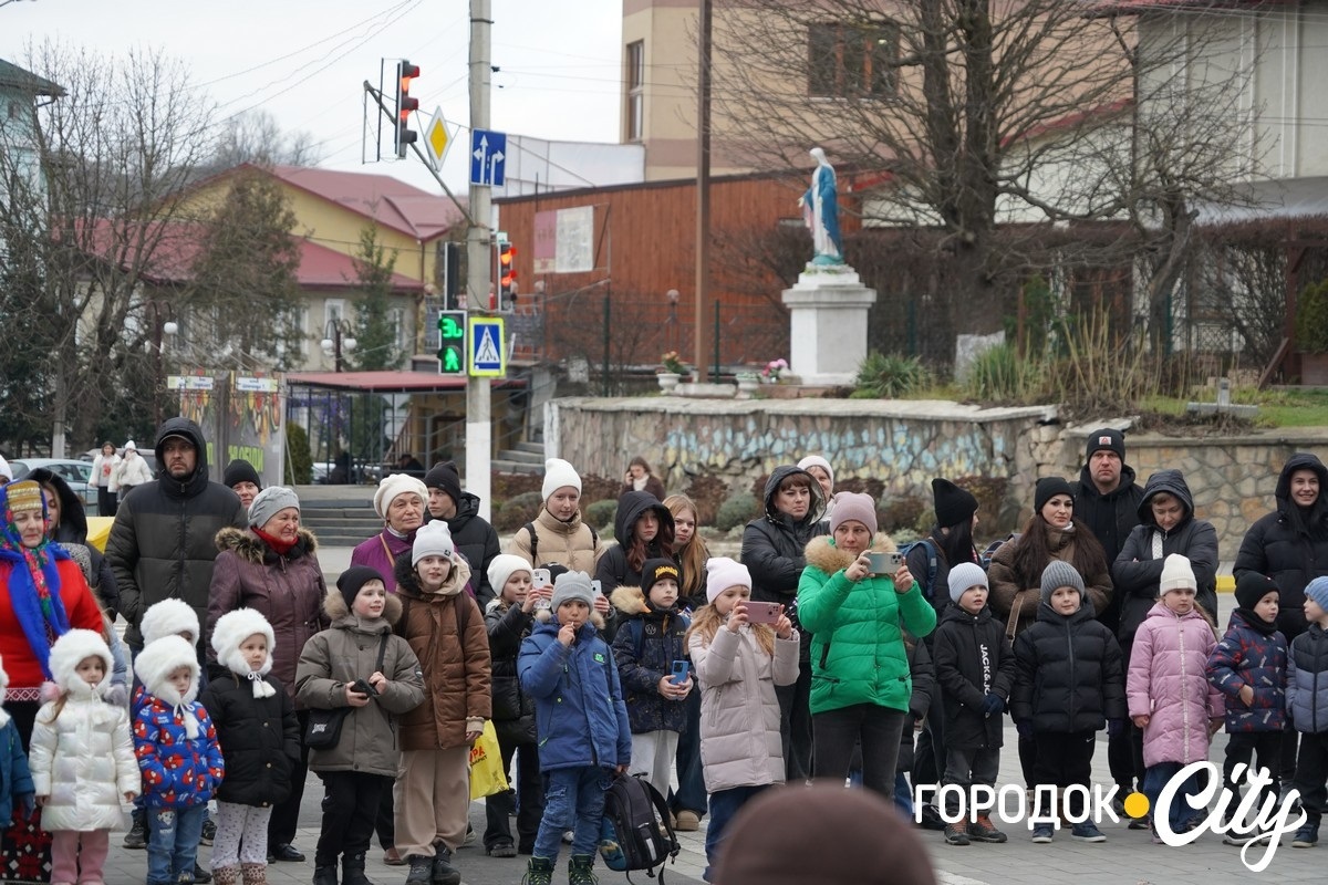 Дитинство має тривати. У Городку урочисто відкрили головну ялинку громади