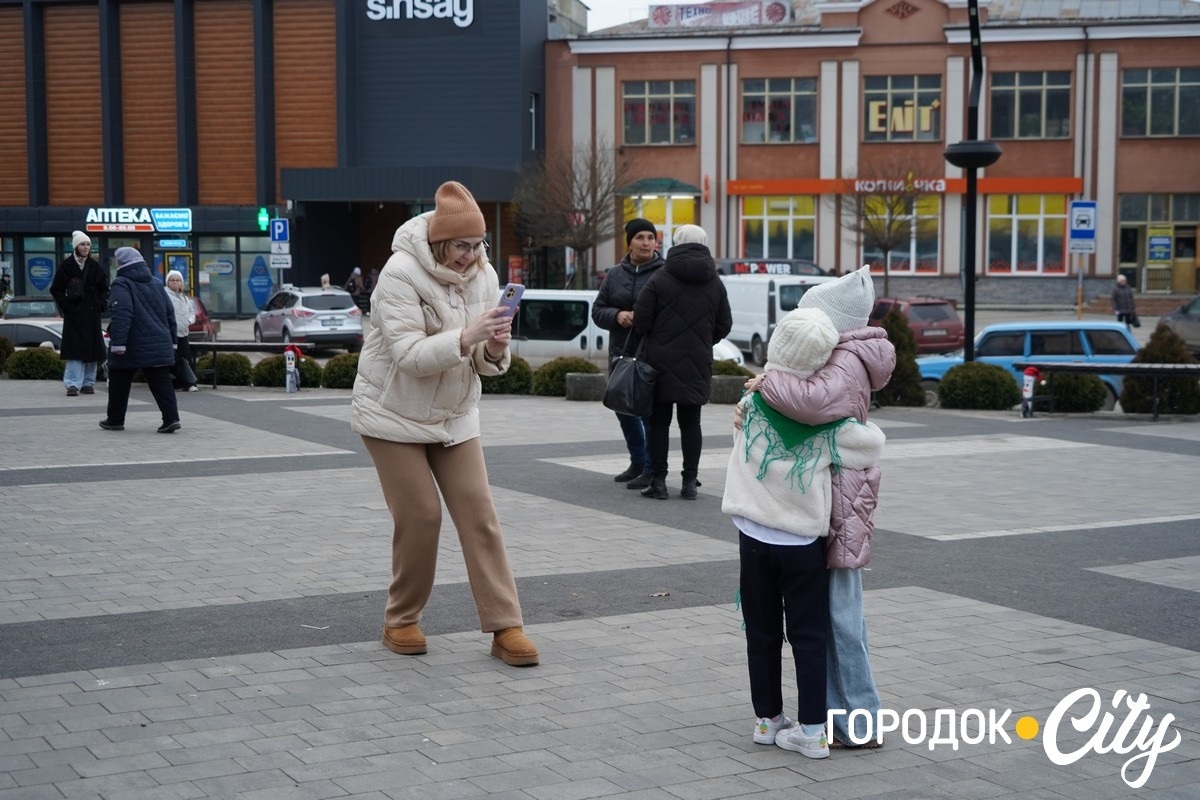 Дитинство має тривати. У Городку урочисто відкрили головну ялинку громади