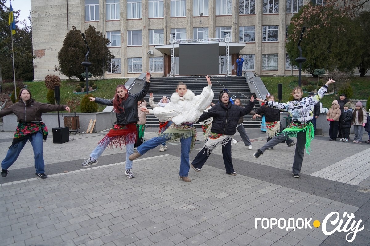 Дитинство має тривати. У Городку урочисто відкрили головну ялинку громади