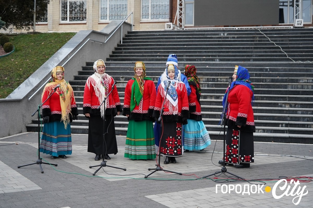 Дитинство має тривати. У Городку урочисто відкрили головну ялинку громади