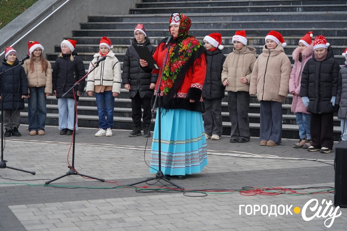 Дитинство має тривати. У Городку урочисто відкрили головну ялинку громади
