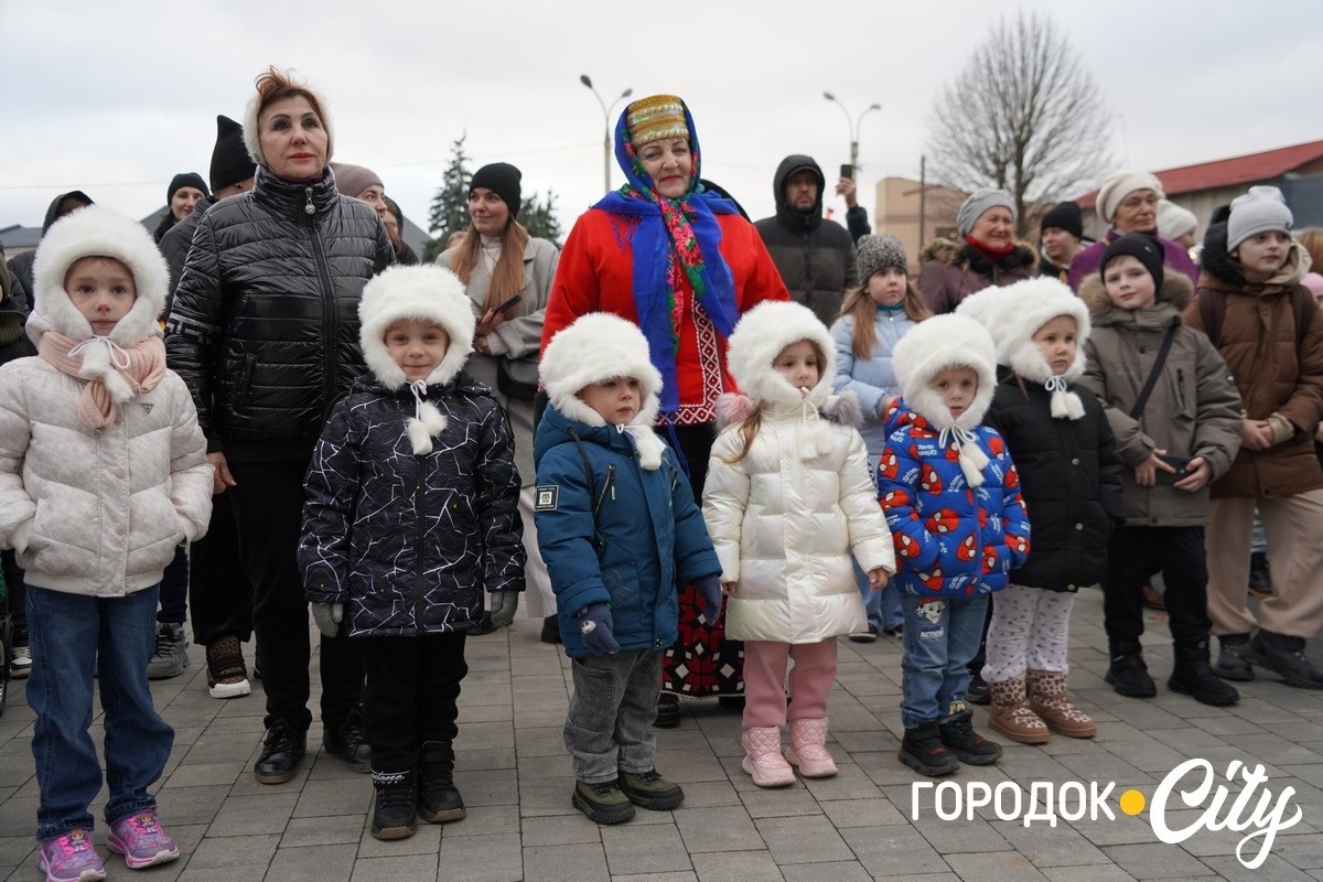 Дитинство має тривати. У Городку урочисто відкрили головну ялинку громади
