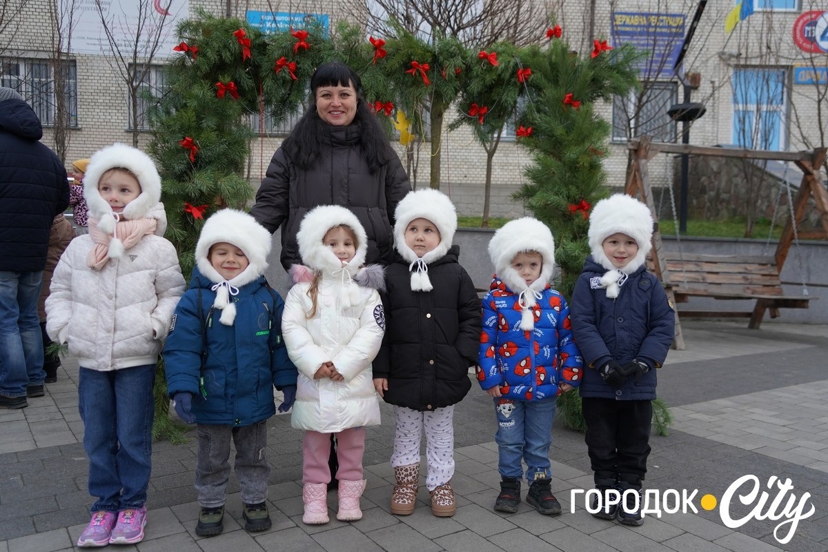 Дитинство має тривати. У Городку урочисто відкрили головну ялинку громади