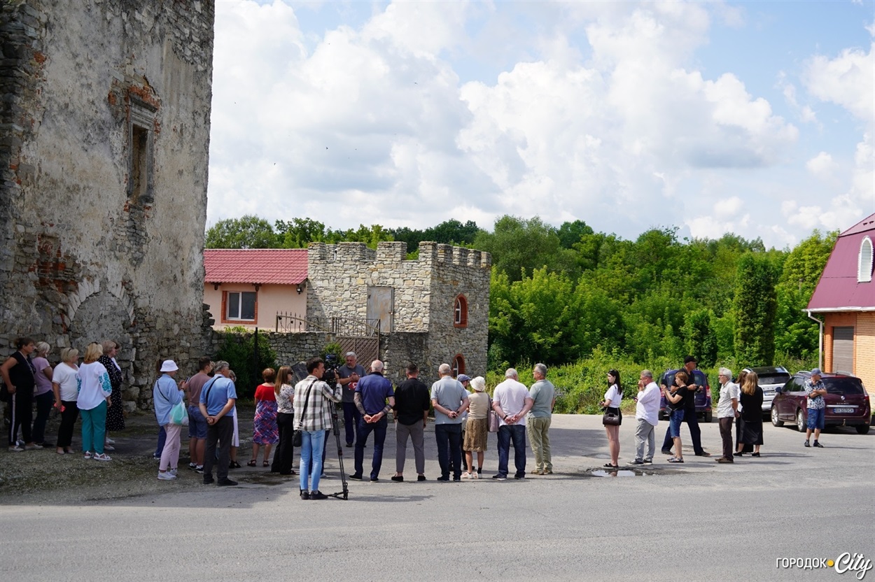 Туристи у Сатанові.