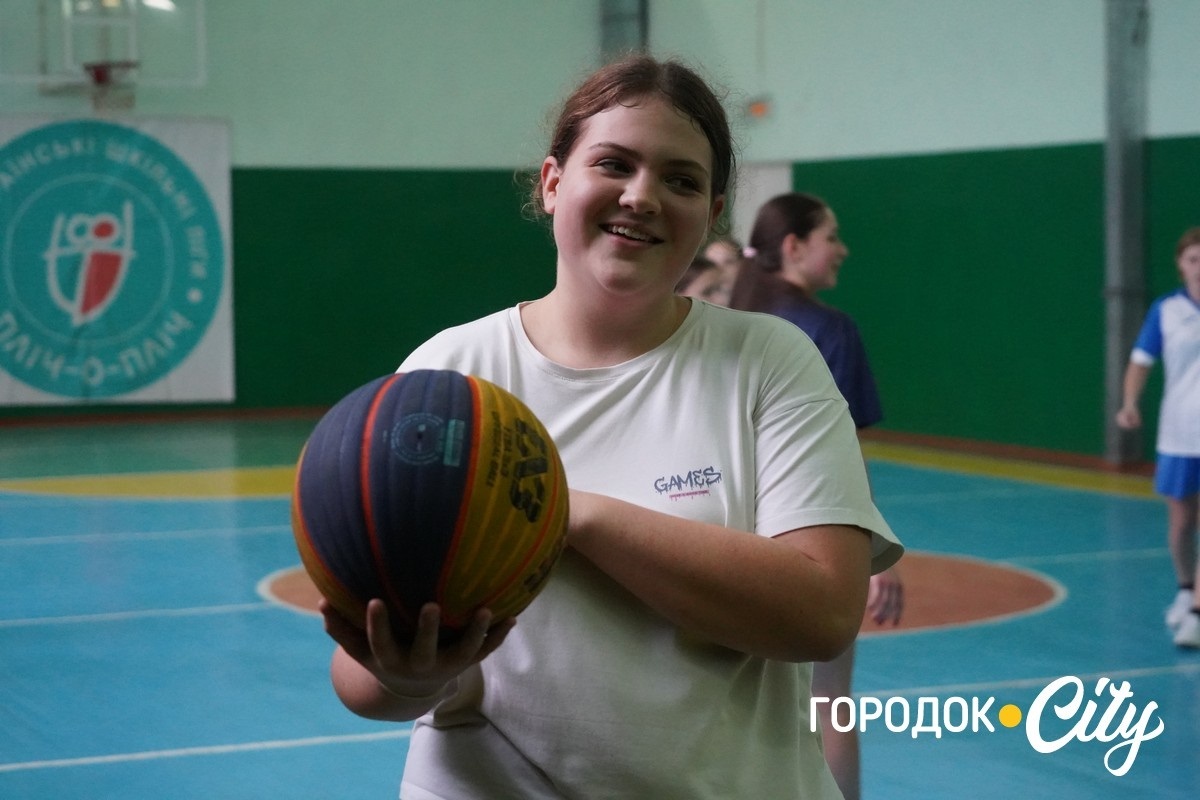 У Городку визначили кращі баскетбольні команди серед дівчат і юнаків у межах ігор «Пліч-о-пліч»