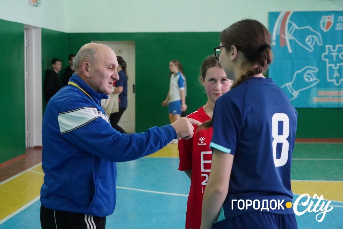 У Городку визначили кращі баскетбольні команди серед дівчат і юнаків у межах ігор «Пліч-о-пліч»