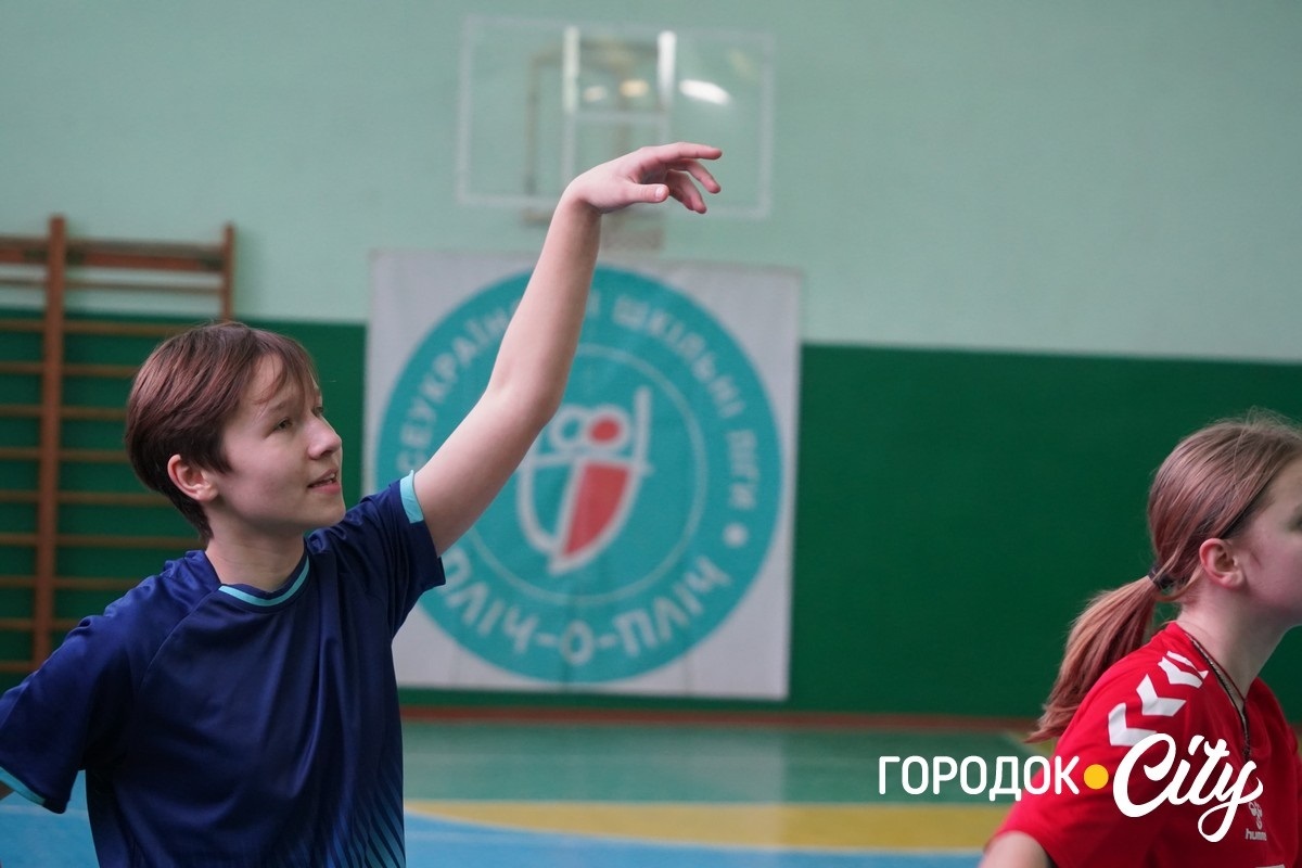 У Городку визначили кращі баскетбольні команди серед дівчат і юнаків у межах ігор «Пліч-о-пліч»